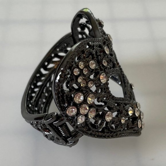 Like new! Metal & rhinestone heart bracelet - Picture 5 of 7